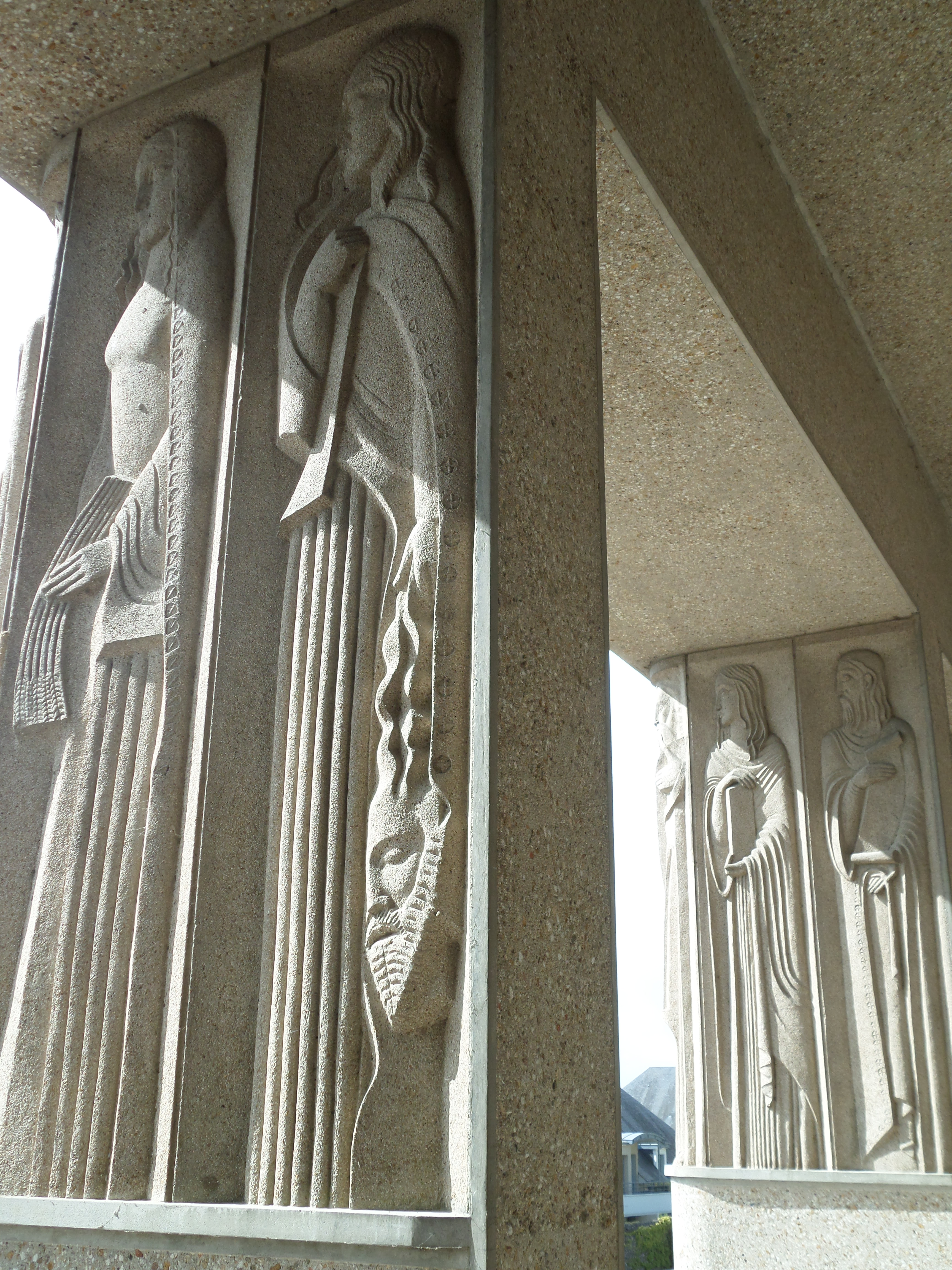La façade et son portail sculpté